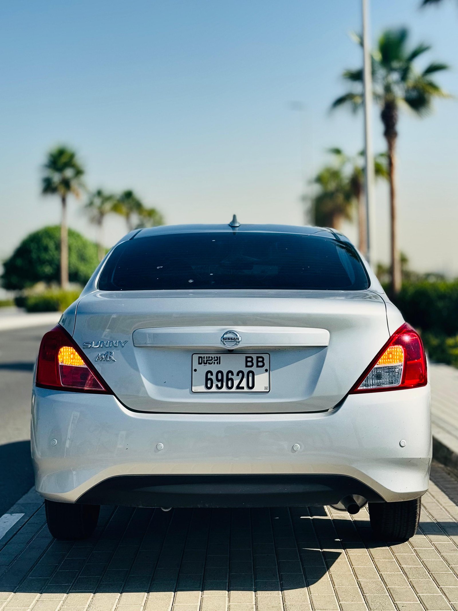 louer nissan sunny  2024 à Dubaï